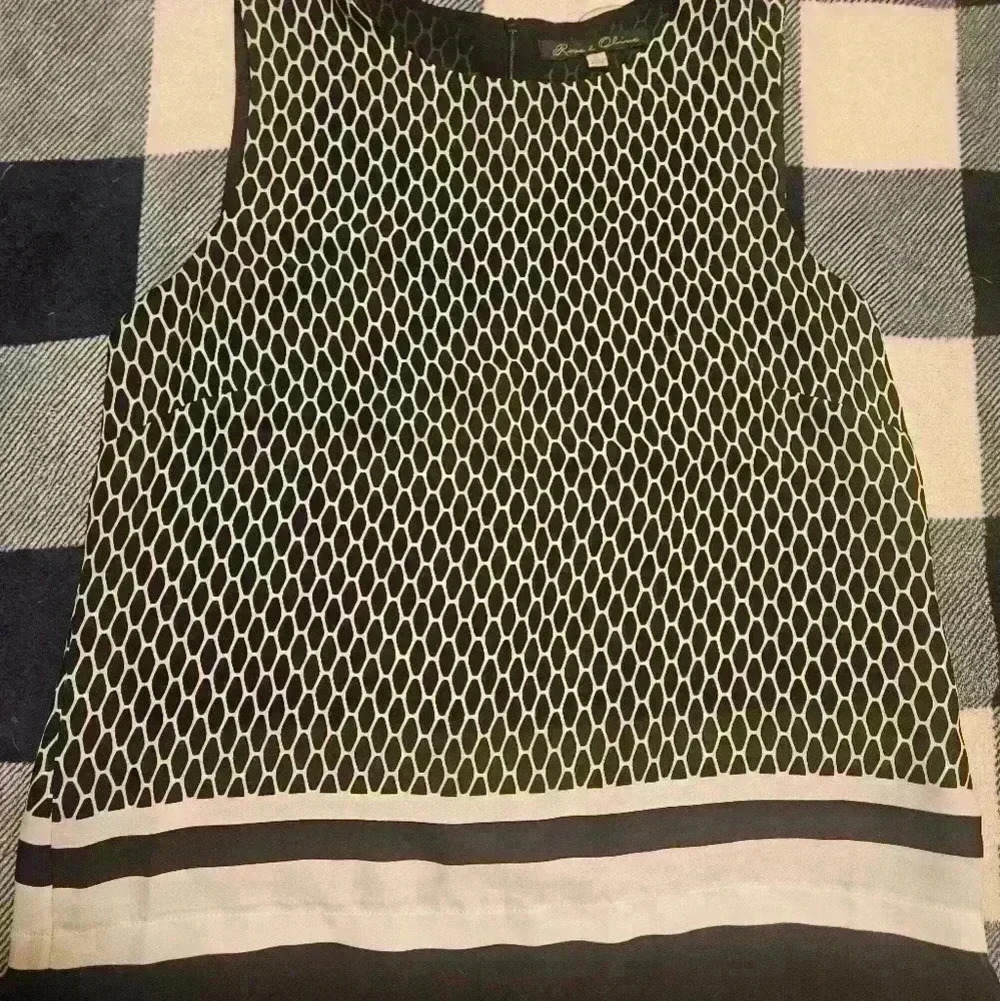 Rose & Olive Womens Black And White Sleeveless Top Size Medium